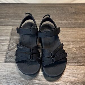 Teva Black Sandals woman’s size 7 (j190)
